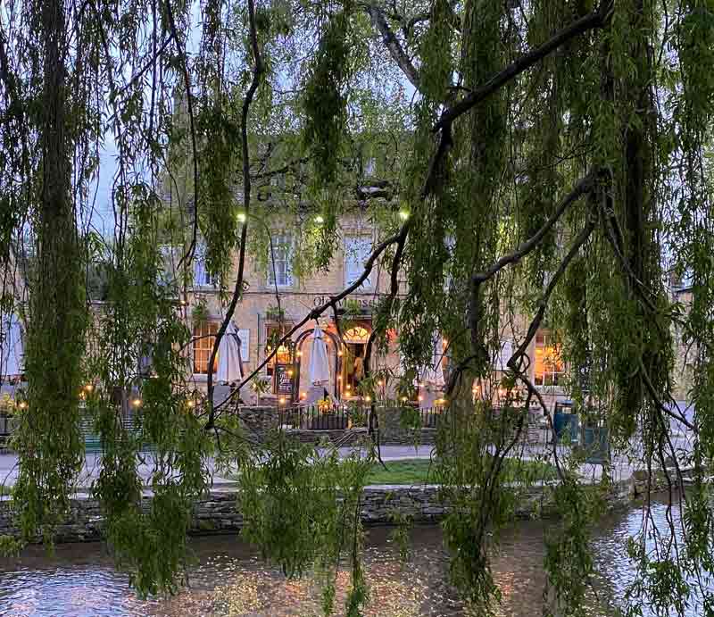 Old Manse Hotel through weeping willow branchlets.